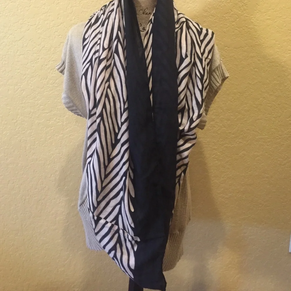 Infinity scarf, black and cream, like new | offer in description